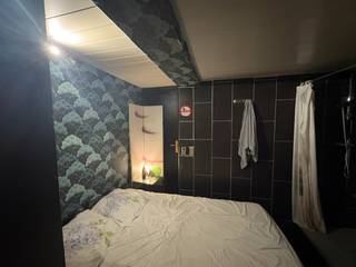This commercial property with excellent visibility is located along an access road to Kortrijk. It is currently operated as a gentlemen’s club and...