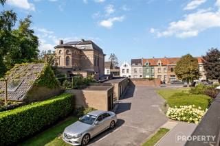 Welkom in dit charmante appartement in het hart van Roeselare, perfect voor wie op zoek is naar comfort en gemak. Dit gezellige appartement biedt...