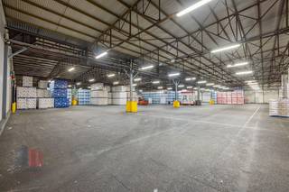 Unieke logistieke bedrijfssite van  <strong>47.497 m²</strong> te koop gelegen langs én met visibiliteit van de bedrijvige Tongersesteenweg (N79) die na 800 m verbinding biedt naar de Naamsesteenweg (N80).<br /><br />De site heeft een bebouwing van 30.888 m² bestaande uit 29.750 m² magazijnen en 1.138 m² kantoren. De magazijnen, die tevens opdeelbaar zijn, hebben een minimale vrije hoogte van 4m, industriële vloer met een maximale belasting van 4 t/m² en zijn voorzien van kleedkamers, refter, keuken en sanitair.  Het magazijn is toegankelijk via 20 laadkades alsook meerdere gelijkvloerse poorten en verschillende delen ervan zijn voorzien van industriële koeling. De kantoren zijn instapklaar en genieten van veel lichtinval en zijn tevens voorzien van verschillende vergaderruimtes, keuken en sanitair. <br /><br />De volledige bebouwing is voorzien van zonnepanelen. De site bevat tevens twee privatieve hoogspanningscabines (1.000 kVA &amp; 630 kVA) en een volledig verharde buitenopslag van +/- 5.500 m².<br /><br />Ruime parkeer- en manoeuvreerruimte voorzien op het terrein.<br /><br />Contacteer<strong> PANORAMA B2B </strong>voor bijkomende inlichtingen <strong>0474 17 17 15</strong>.