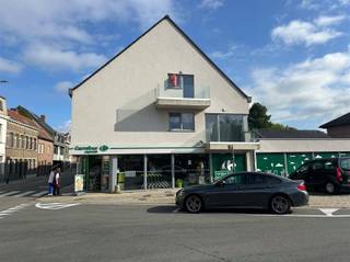 <p>Duplex appartement TE HUUR op de 2de verdieping in Leupegem.</p><p>Ben je op zoek naar een appartement nabij het centrum van Oudenaarde?</p><p>Dit instapklaar appartement biedt alles wat je nodig hebt.<br />Indeling : inkomhal ,leefruimte , open keuken , bergruimte, badkamer + aansluitend toilet, berging en 2 slaapkamers. Via de leefruimte heeft u toegang tot het terras. <br />Vlot bereikbaar met de fiets, auto of het openbaar vervoer (vlakbij busverbindingen en op enkele minuten van centrum Oudenaarde).<br />Winkels en scholen bevinden zich op korte afstand.</p><p>€30/mnd gemeenschappelijke lasten</p><p>Interesse?<br />vraag uw bezoek aan via onze website www.immodhondt.be </p>