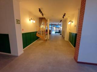 Dit pand is gelegen in de Hoogstraat, vlakbij de Grote Markt en de Suikerrui.Het pand heeft een gelijkvloers van +/-160m² met achteraan een keuken en...