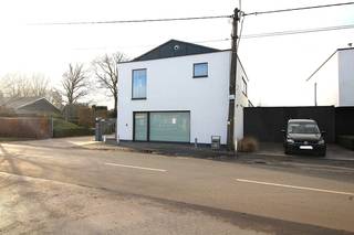 <strong>150m² compleet uitgeruste kantoor- of praktijkruimte op een rustige en vlot bereikbare ligging.</strong><br /><br />Totaal vernieuwde kantoren, voorzien airco, alarm, ventilatie, kitchenette, sanitair D/H, parkeerplaatsen waaronder 1 met laadpaal.<br />Dit pand is eveneens geschikt voor praktijkruimte voor medische- of aanverwante beroepen. Er zijn meerdere lokalen, mogelijks in te richten als wachtruimte, behandelingskamer(s) etc.<br /> <br />Dé ideale locatie om in een rustige, niet industriële omgeving uw kantoorwerkzaamheden of praktijkruimte onder te brengen. <br /> <br /> <br />Financieel
<ul>
<li>huurprijs: 1.200 EUR/mnd – jaarlijks te indexeren</li>
<li>provisie: 100 EUR/mnd als voorschot op de onroerende voorheffing en kosten</li>
<li>onroerende voorheffing ten laste van de huurder</li>
<li>waarborg 3 mnd huur</li>
<li>éénmalige kosten ten laste van de huurder met betrekking tot de huurovereenkomst :</li>
<li>50% van de kosten plaatsbeschrijving + registratierecht FOD Fin.</li>
</ul>
<br />alle verdere info op aanvraag<br /><br />Beschikbaarheid:<br />onmiddellijk beschikbaar<br /><br />Bezoek enkel of afspraak met de makelaar<br /><br />Contacteer ons voor meer info of een vrijblijvend bezoek.