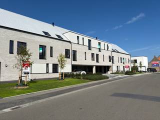 style=&quot;font-size: 12pt;&quot;&gt;<span><span><span><span>Dit nieuwbouwappartement bevindt zich op de eerste verdieping, centraal gelegen in het hart van Alveringem. Dankzij de centrale ligging geniet u van alle voordelen van het dorpsleven: alle dagelijkse voorzieningen zijn vlot te voet bereikbaar. </span></span></span></span>
<p><span><span><span><span><span>Met een bewoonbare oppervlakte van 87,60m² biedt dit appartement alle ruimte en comfort die u zich kunt wensen. De grote raampartijen zorgen voor overvloedig daglicht en bieden een prachtig uitzicht op de omliggende landelijke omgeving. <br />De lichtrijke leefruimte wordt moeiteloos verbonden met het terras van 13,70 m².<br />Het appartement beschikt over twee volwaardige slaapkamers en werd ontworpen met oog voor comfort en efficiëntie. <br />Residentie Ter Walle, waarvan dit appartement deel uitmaakt, voldoet aan alle hedendaagse bouwnormen. U geniet hier van moderne voorzieningen zoals vloerverwarming, een ventilatiesysteem type C+, zonnepanelen en uitstekende isolatie.</span></span></span></span></span><br /><span><span><span><strong><span><span>Let op: 36% van de appartementen zijn al verkocht!</span></span></strong></span></span></span><br />Interesse? Neem snel contact op of plan een bezoek aan het modelappartement. Ik help je graag verder.</p>