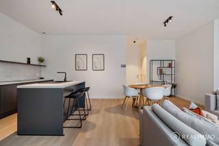 Dit gelijkvloers appartement maakt deel uit van het stijlvolle nieuwbouwproject Pierre & Julie, gelegen in het Kluisbos te Mont-de-l’Enclus...