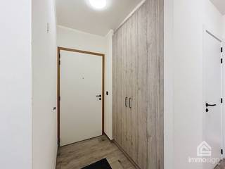 <strong>PLUSPUNTEN:</strong><br />+ bewoonbare oppervlakte: 77 m² (netto)<br />+ 1 slaapkamer<br />+ inpandig terras<br />+ ondergrondse parkeerplaats P17 en berging B55<br />+ instapklaar met degelijke afwerking<br />+ residentie De Heerlyckheid<br />+ Bocholt centrum<br />+ ventilatie D<br />+ energiezuinig A-label<br />+ verhuurd -> direct rendement<br /><br /><strong>ALGEMEEN:</strong><br />In de stijlvolle residentie De Heerlyckheid, midden in het centrum van Bocholt, bevindt zich dit instapklare appartement met twee slaapkamers. Dankzij de centrale ligging geniet u van alle dagelijkse voorzieningen op wandelafstand, terwijl de rustige woonomgeving zorgt voor een aangenaam en comfortabel leefklimaat. Winkels, horeca, scholen en openbaar vervoer bevinden zich in de onmiddellijke nabijheid, net als tal van wandel- en fietsmogelijkheden in het groene Bocholt.<br /><br />Het appartement, gebouwd in 2018, werd afgewerkt met kwalitatieve materialen en biedt een praktische en doordachte indeling. De lichtrijke leefruimte sluit naadloos aan op de open keuken en creëert een aangename plek om thuis te komen. Een ruime slaapkamer met aansluitend een comfortabele badkamer, een dressing/kantoorruimte en de aanwezigheid van een aangenaam terras zorgt voor extra wooncomfort.<br /><br />Bovendien beschikt het appartement over een ondergrondse parkeerplaats en een private berging. Dankzij het uitstekende energielabel A, de moderne technieken en de verzorgde afwerking vormt dit appartement een ideale keuze voor wie op zoek is naar energiezuinig wonen op een centrale locatie. Ook als investering biedt deze eigendom een interessante opportuniteit.<br /><br /><br />Sommige beelden werden digitaal bewerkt ter optimalisatie van de presentatie van het appartement.<br /><br /><strong>INDELING:</strong><br />-1: parkeerplaats, berging<br />+0: inkomhal, leefruimte met open keuken, berging, 1 slaapkamer, dressing/kantoorruimte badkamer, toilet.<br /><br /><strong>FINANCIERING:</strong><br />Een succesvolle vastgoedtransactie begint met een goede voorbereiding. Wij adviseren kandidaat-kopers om hun financiële mogelijkheden tijdig in kaart te brengen, zodat zij met de nodige zekerheid en vertrouwen kunnen handelen wanneer de juiste opportuniteit zich aandient.<br /><br /><strong>VERKOPEN OF VERHUREN MET EEN STRATEGISCHE AANPAK?</strong><br />Dankzij het vertrouwen van onze klanten en onze sterke marktpositie zijn wij voortdurend op zoek naar kwalitatieve eigendommen. Overweegt u te verkopen of te verhuren? Ontdek vrijblijvend onze persoonlijke aanpak en hoe wij uw eigendom optimaal positioneren om de juiste doelgroep te bereiken.<br /><br /><strong>ALS EERSTE OP DE HOOGTE VAN NIEUW AANBOD:</strong><br />De beste eigendommen worden vaak gevonden vóór ze breed beschikbaar zijn. Schrijf u vrijblijvend in via onze website en ontvang nieuw aanbod dat aansluit bij uw wensen en zoekcriteria.<br /><br /><strong>UW VASTGOED, ONZE EXPERTISE:</strong><br />Elke eigendom verdient een persoonlijke strategie. Met een combinatie van marktkennis, professionele presentatie, actieve klantenbenadering en een sterk netwerk begeleiden wij onze klanten naar een succesvol resultaat.<br /><br /><strong>PERSOONLIJKE SERVICE, PROFESSIONELE BEGELEIDING:</strong><br />Een vastgoedbeslissing vraagt een doordachte aanpak. Ons ervaren team staat klaar om u persoonlijk te adviseren en te begeleiden bij elke stap. Contacteer ons via +32 89 87 03 67 of via info@immosign-plus.be.