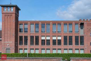 Indeling: Inkomhal met vestiaire en berg/wasruimte, lichtrijke living in parket met grote raampartijen, open volledig ingerichte keuken, trap naar de mezzanine met 2 slaapkamers  en verschillende ingemaakte kasten, badkamer (bad + douche) en afzonderlijke douchekamer aan de 2de slaapkamer. De loft geniet van aangenaam zonlicht (zuidgericht), en wordt geacclimatiseerd via de aanwezige zonnescreens, vliegenramen, airco en praktische kelderberging. Verder is er nog de mogelijkheid om een ruime autostaanplaats met laadmogelijkheden (gelegen net naast de lift) aan te kopen. Totale oppervlakte ca 180m² met een fantastisch 'loftgevoel'- wegens discretie staan niet alle ruimtes online. EPC-Score A<br /> 