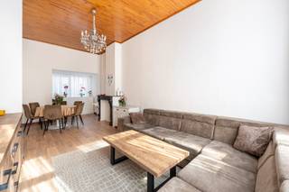 Deze ruime woning is gelegen in de Snijdersstraat, een rustige straat in het gegeerde Antwerpen-Zuid.<br /><br />Bij het betreden van de woning valt meteen de charmante inkomhal op, gekenmerkt door originele moulures die bijdragen aan de authentieke uitstraling van het pand.<br /><br />De woning beschikt over vier volwaardige slaapkamers en biedt een praktische indeling met voldoende ruimte voor comfortabel wonen. Het pand werd tot voor kort verhuurd en bevindt zich in een licht op te frissen staat, wat de mogelijkheid biedt om het volledig naar eigen smaak in te richten.<br /><br />Op technisch vlak is de woning voorzien van dubbele beglazing en behaalt zij een EPC-score D. De woning beschikt over een degelijke basis, ideaal voor zowel eigen bewoning als investering.<br /><br />De ligging is zonder twijfel een grote troef: op wandelafstand (5 à 10 minuten) bevinden zich het Hof van Leysen en de Karel de Grote Hogeschool. Daarnaast zijn winkels, openbaar vervoer en andere voorzieningen vlot bereikbaar.<br /><br />Een interessante opportuniteit voor wie op zoek is naar een ruime woning met karakter in een populaire en goed bereikbare stadsbuurt.<br /><br />Troeven:
<ul>
<li>Gunstig gelegen in het gegeerde Antwerpen-Zuid</li>
<li>Ruime woning met 4 volwaardige slaapkamers</li>
<li>EPC-score D - geen renovatieverplichting</li>
<li>Dubbele beglazing doorheen de volledige woning</li>
<li>Op ± 10 minuten wandelafstand van het Hof van Leysen en KdG</li>
</ul>
<br />Neem snel contact op voor meer informatie of een bezoek ter plaatse.<br />📞 +32 489 55 79 90<br />📧 immo@fidimco.be