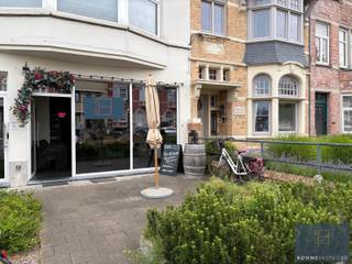 <p>De locatie langs de Scheepsdalelaan, toegangspoort naar het centrum van Brugge, zorgt ervoor dat u van de automatische visibiliteit geniet door de passage van 100’en auto’s per dag.</p>
<p>De privatieve buitenruimte voor de etalage zorgt voor een zuid-west gericht terras òf plaats om fietsen te stallen. Met het stadstuintje aan de achterzijde is ook nog een tweede privatieve buitenruimte inbegrepen.</p>
<p>Binnenin is het pand opgedeeld in: de eigenlijke handelsruimte, momenteel als wijnbar uitgebaat, berging en toiletten M/V.</p>
<p>Op deze commerciële locatie uw zaak vestigen?</p>
<p>Contacteer Bonne Vastgoed voor een bezoek of voor meer informatie via 050/73.73.73 of via info@bonnevastgoed.be</p>
<p></p>
<p></p>