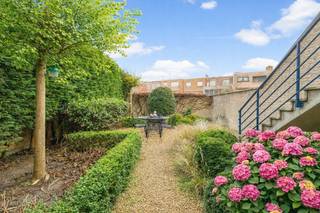 Ruime, lichtrijke woning met uitzonderlijke volumes, inpandige garage en een zonnige tuin in hartje Heist-aan-Zee. Met een bewoonbare oppervlakte...