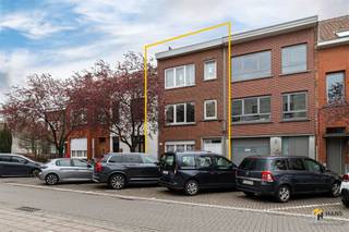 Opbrengsteigendom (204 m²) bestaande uit 3 appartementen in Merksem.Deze goed onderhouden opbrengsteigendom omvat drie stabiel verhuurde...
