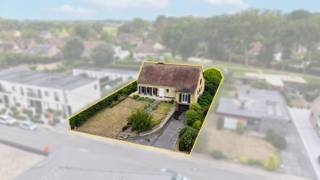 Ruime villa uit de late jaren ’60, gelegen op een royaal perceel nabij het Kasteel Pecsteen. De woning beschikt over 5 à 6 slaapkamers en biedt dankzij de ruime indeling tal van mogelijkheden voor gezinnen. De grote eet- en leefruimte is voorzien van grote raampartijen waardoor er veel natuurlijke lichtinval is. De gesloten keuken kijkt uit op de tuin en biedt mogelijkheden tot omvorming naar een open keuken.<br /><br />Een absolute troef is de volledig onderkelderde woning, ideaal voor extra bergruimte, hobby’s of andere doeleinden. Daarnaast beschikt de villa over een dubbele inpandige garage en een ruime oprit, waardoor er meer dan voldoende parkeergelegenheid is.<br /><br />Achteraan het perceel bevindt zich een openbaar speelplein, wat een extra troef vormt voor gezinnen met kinderen.<br /><br />Een ruime woning met veel potentieel, gelegen op een aantrekkelijke en residentiële locatie.<br /><br />Interesse? Contacteer ons voor meer informatie of plan vandaag nog uw bezoek.