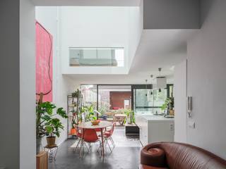 Architecturale burgerwoning naar de hand van Enplus architecten met stadstuin en polyvalente achterbouw op een boogscheut van het stadscentrum. Voor...