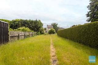 In een rustige woonwijk gelegen kort bij scholen en dorpscentrum Wichelen, vind je deze stevig gebouwde halfopen bebouwing op een perceel 5 are...