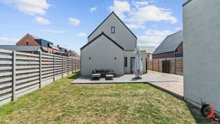 Voor meer foto's, grondplan of digitale tour kijk op onze website https://www.immo-c2.be.<br /><br /><strong>Gerenoveerde eengezinswoning (open bebouwing) met 5 slaapkamers op een perceel van 4A 77 CA gelegen in een rustige groene buurt in Paal (Tervant).</strong><br /><br />Mooi aangelegde voor – en achtertuin met garagegebouw<br /><br /><span>De woning is ingedeeld als volgt:</span><br /><br />+ Inkomhal met vestiairehoek en ingemaakte kast met nutsvoorzieningen<br />+ Apart toilet met handenwasser<br />+ Leefruimte bestaande uit zit-en eethoek voorzien van airco<br />+ Aangrenzende volledig geïnstalleerde en zeer ruime open keuken met ontbijthoek<br />+ Wasplaats met aansluiting WM/DK en een inloopdouche<br />+ Berging met ingemaakte kast voor CV – installatie en buitendeur<br /><br /><span>De 1e verdieping omvat:</span><br /><br />+ Nachthal<br />+ Slaapkamer 1 voorzien van airco<br />+ Slaapkamer 2<br />+ Badkamer met ligbad, douche in bad, toilet en lavabomeubel met 2 kolomkasten<br />+ Slaapkamer 3 momenteel ingericht als dressingkamer <br /><br /><span>De 2de verdieping omvat:</span><br /><br />+ Nachthal<br />+ Slaapkamer 4 <br />+ Slaapkamer 5<br /><br />Klein keldertje voorzien.<br /><br />Bewoonbare oppervlakte volgens EPC attest<br /><br /><strong>Elektrische installatie conform het AREI.</strong><br />CV op aardgas met radiatoren.<br /><br />Resultaat asbestattest: <strong>Asbestveilig = Geen asbest</strong><br /><strong>EPC: 131 kWh/m²/jaar, label B met UC: 2697154<br /><br /></strong>Garagebebouw van 40m² en 3,5m hoog met automatisch bedienbare sectionaalpoort<br />Oprit met afsluitbaar met automatisch bedienbare aluminium toegangspoort<br /><br />De woning is strategisch gelegen tussen Paal en Beringen, midden in een residentiële buurt op slechts enkele minuten van het centrum met alle faciliteiten. <br />Vlakbij scholen, openbaar vervoer en nabij het op en afrittencomplex E-313.