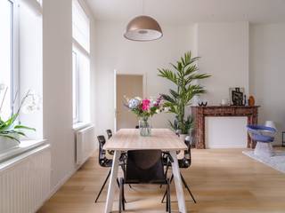 🏡 <strong>Stijlvol appartement van 170m² in authentiek herenhuis – hartje centrum Gent (Kortedagsteeg 27)</strong><br />In het bruisende centrum van Gent bevindt zich dit ruime en lichtrijke appartement op de 1e verdieping van een karaktervol herenhuis. Een uitzonderlijke ligging op wandelafstand van de Kouter, Vooruit, het vernieuwde Wintercircus, gezellige horeca, winkels en openbaar vervoer.<br /><br />💶 <strong>Huurprijs:</strong> €1.900/maand<br />• €80/maand algemene kosten<br />• Optionele garage: €150/maand<br />• Individuele tellers voor EGW<br />📅 Beschikbaar vanaf 1 augustus 2026 (evt. vanaf 1 juli bespreekbaar)<br /><br />📐 <strong>Indeling:</strong><br />Inkomhal met vestiaire en apart toilet, ruime en lichte living met parketvloer en authentieke schouw, volledig ingerichte keuken met alle toestellen, praktische berging, bureau of 3e slaapkamer met directe toegang via de living en zicht op het terras, nachthal, 2 volwaardige slaapkamers met parket en gordijnen, ruime badkamer met grote douche, ligbad, dubbele lavabo en toilet, en een zeer ruim terras met houten planken.<br /><br />🌟 <strong>Extra troeven:</strong><br />Dit appartement combineert authentieke charme met hedendaags comfort: karaktervolle elementen zoals de schouw en hoge plafonds, veel natuurlijke lichtinval en een warme, elegante afwerking. Het ruime houten terras vormt een echte buitenoase midden in de stad. De indeling is flexibel met mogelijkheid tot 3 slaapkamers of bureau, ideaal voor wie wonen en werken wil combineren. De optionele garage in het centrum is een absolute meerwaarde. Alles bevindt zich op wandelafstand, waardoor dit een unieke woonplek is in het hart van Gent.<br /><br />👤 Ideaal voor koppel, alleenstaande of jong gezin<br />📄 Domicilie verplicht – geen huisdieren gewenst<br /><br />📞 Interesse of bezoek? tine@tvevastgoed.be – 0474 97 00 22