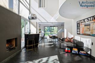 Gelegen in een rustige en gegeerde woonomgeving in Sint-Job-in-’t-Goor bevindt zich deze architecturale en lichtrijke villa, ontworpen door Ernst Architecten en gebouwd in 1996. Een woning waar ruimte, licht en kwaliteit centraal staan.<br /><br />U betreedt de woning via de inkomhal met gastentoilet en berging. De leefruimte verwelkomt u met een sfeervolle houtkachel en overvloedige lichtinval dankzij de grote raampartijen. De verlaagde zithoek creëert een gezellige en unieke woonbeleving. Aansluitend bevindt zich de open keuken met kookeiland, uitgevoerd door Bulthaup en uitgerust met hoogwaardige toestellen van Gaggenau. Op de eerste verdieping vindt u drie volwaardige slaapkamers, waaronder een master met ingemaakte kasten, twee badkamers en een lichtrijke vide die perfect dienst kan doen als bureau. De zolderverdieping van ca. 80 m² biedt tal van mogelijkheden. De tuin is een oase van rust met zon op elk moment van de dag. Verder beschikt de woning over twee opritten, een carport en voldoende parkeergelegenheid.<br /><br />Voor de volledige beschrijving en alle details: verbiestvastgoed.be<br /><br /><strong>Spreekt deze unieke villa u aan?</strong><br />Laat deze uitzonderlijke woning u dan niet ontgaan en plan vandaag nog uw bezoek ter plaatse.<br />Contacteer Verbiest Vastgoed voor een persoonlijke rondleiding.<br /><br /><strong>Denkt u eraan om te verkopen of te verhuren?</strong><br />Neem gerust contact met ons op voor een <strong><span>gratis</span></strong> en vrijblijvende waardebepaling van uw eigendom.