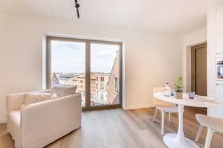 <span><strong>**Geschikt voor studenten** </strong>Welkom in de Director's Residence, gelegen nabij het historisch centrum en op een zucht van het station van Leuven. Onze moderne en bemeubelde (nieuwbouw) studio's en één-slaapkamer appartementen bieden u al het nodige comfort en rust, de residentie omvat 13 eenheden die allemaal bereikbaar zijn met de lift. Tevens is er op de begane grond een tuin en terras voorzien, waar tevens de fietsen veilig kunnen worden gestald. De units zijn voorzien van een volledig uitgeruste keuken met combi-oven, vaatwasser, wasmachine en koelkast (inclusief vriesvak) en de badkamer is voorzien met inloopdouche, wastafelmeubel en toilet. Bij de Director's Residence zijn we er trots op dat we onze huurders een comfortabele en zorgeloze woonervaring kunnen bieden. Daarom zijn al onze units volledig gemeubileerd, inclusief een comfortabel bed van 160 cm en op maat gemaakte kleerkasten. Beschikbaar vanaf 15 september 2026, dus aarzel niet om jouw plekje veilig te stellen. De huurprijzen starten vanaf € 1095, vaste kost van €100 voor verwarming. Internet inclusief. Elektriciteit via aparte meters. Een aanrader! EPC-label A. Contacteer ons voor reservaties of plaatsbezoeken. 016 22 82 22 - info@homies.be.</span>