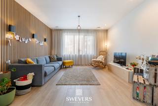 Voor meer info en foto’s, surf naar www.swevers.be – Welkom in deze instapklare bebouwing aan de Langekant 12 in Holsbeek. Deze volledig gerenoveerde woning (2020), inclusief nieuwe achterbouw, combineert hedendaags wooncomfort met een uitzonderlijk ruim perceel van 1.327 m². Binnen geniet u van een lichtrijke leefruimte van maar liefst 72 m² met gezellige woonkamer, eetkamer en een moderne leefkeuken met een werkblad van meer dan vijf meter. Verder vindt u op het gelijkvloers een inkomhal, gastentoilet, praktische berging en een inkomhal. Op de eerste verdieping bevinden zich twee ruime slaapkamers, een dressing en een verzorgde badkamer met douche, dubbele wastafel en toilet. Op de tweede verdieping bevindt zich een derde slaapkamer en bureau. Daarnaast beschikt de woning over een kelder en een losstaande garage. De zuidgerichte tuin biedt volop ruimte om te ontspannen, terwijl de brede oprit plaats biedt aan meerdere wagens. Ventilatiesysteem D zorgt voor een aangenaam en energiezuinig binnenklimaat en ook is de woning voorzien van centrale rookmelders en een alarmsysteem. De ligging is eveneens een troef: op slechts 1 km van de snelweg, vlakbij Leuven centrum en op wandelafstand van scholen, winkels, openbaar vervoer, horeca en ontspanning. Een ideale woning voor gezinnen of wie wonen en werken wil combineren. Voor meer informatie, bel 011 255 155. Bron bewoonbare oppervlakte: EPC – verslag.