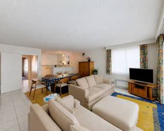Ruim en gemeubeld appartement (type doorloper) gelegen op het gelijkvloers op een centrale ligging in Nieuwpoort-Bad, op enkele stappen van het strand, de winkels en het openbaar vervoer.<br />Het appartement omvat een ruime en lichtrijke woonkamer met eetplaats, een open keuken en toegang tot het zuidgerichte terras. Verder beschikt het over een inkomhal met gastentoilet, een badkamer met ligbad, dubbele wastafel en toilet, twee slaapkamers met elk toegang tot het tweede terras en een aparte slaaphoek.<br />Mogelijkheid tot aankoop van een dubbele garage in het ondergrondse garagecomplex op -2 niveau. <br />Dankzij de uitstekende ligging vormt dit appartement de ideale uitvalsbasis als tweede verblijf aan zee, maar ook als interessante investering.