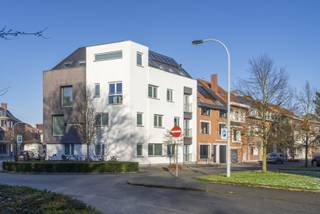 Residentie 'Kotvierschaar' is een kleinschalig studentencomplex in het hartje van Kortrijk, bestaande uit 24 moderne kamers en opgericht in 2013. Er worden drie kamers te koop aangeboden: één op de eerste verdieping en twee op de tweede verdieping.<br /><br />De kamers zijn al verhuurd voor het lopende academiejaar aan €397,79 per maand (inclusief €55 vaste <br />kosten). Er wordt gewerkt met een huurpoulesysteem waardoor er steeds huurgelden binnen komen ook wanneer een kamer tijdelijk niet verhuurd is.<br /><br />Het complex beschikt over een fietsenberging, een gemeenschappelijke keuken, en twee toiletten per verdieping. Verwarming wordt verzorgd door een condensatieketel op aardgas en wordt ondersteund door 22 zonnepanelen, wat bijdraagt aan extra duurzaamheid.<br /><br />Alle kamers zijn voorzien van een individuele badkamermeubel met een inloopdouche en zijn modern bemeubeld. Het meubilair omvat een bed, nachtkastje, kleerkast, bureau en koelkast.<br /><br />Deze studentenresidentie is zeer strategisch gelegen: binnen een straal van 1 tot 2 kilometer vind je de Hogeschool West-Vlaanderen, KATHO, de Universiteit Kulak en VIVES.<br /><br />De kamers worden elk jaar vlot verhuurd, wat dit tot een zorgeloze investering of een uitstekende keuze voor studenten maakt. <br />De vraagprijs per kamer is €117.000.<br /><br /><br />Waarom net dit aanbod overwegen?<br /><br />-&gt; laagdrempelige investering<br />-&gt; nabij scholen en centrum<br />-&gt; goed geïsoleerd<br />-&gt; prima EPC B<br />-&gt; volledig vernieuwd in 2013<br />-&gt; gemeenschappelijke keuken<br />-&gt; gemeenschappelijke fietsenberging<br />-&gt; zonnepanelen<br />-&gt; conforme elektriciteit<br />-&gt; rustige buurt