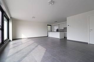 Prachtig appartement met ruim zonneterras achteraan nabij centrum Pittem.<br /><br />Het appartement bevindt zich op de eerste verdieping van een kleine residentie met slechts 8 appartementen. Het appartement heeft een bewoonbare oppervlakte van 106 m² en een terras van 54 m².<br /><br />Er is een ruime leefruimte met open keuken, berging, nachthal, toilet, 2 slaapkamers en een badkamer.<br /><br />Achteraan het gebouw is er een afgesloten garagebox met automatische poort.