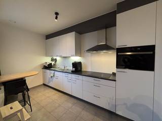 Bent u op zoek naar een energiezuinige en ruime thuis in de hoofdstad van de smaak? Dit instapklaar pand in Hasselt biedt met een oppervlakte van 101 m² en een uitstekend EPC-label A alle modern comfort. Het gebouw is voorzien van een lift, wat bijdraagt aan het wooncomfort van dit appartement dat nu wordt aangeboden voor verhuur.Indeling: verdiep +1: - inkomhal- berging- toilet- woonkamer- keuken- 2 slaapkamers- badkamer- terrasverdiep -1: - fietsenberging Dit appartement in Hasselt is gelegen in een rustige residentiële buurt in Kuringen. De locatie in de Pierre Coxstraat is ideaal voor wie rustig wil wonen, maar toch een vlotte bereikbaarheid wenst. Wie een modern appartement wil huren, geniet hier van de nabijheid van winkels, scholen en de belangrijke verbindingswegen rondom de stad.Binnen de lokale sector van het vastgoed is een EPC-label A een sterke troef, wat resulteert in een laag energieverbruik voor de toekomstige bewoners. Dit maakt het pand in Hasselt een zeer kwalitatieve keuze op de huurmarkt.Heeft u interesse in dit appartement te huur in Hasselt? Neem dan vandaag nog contact op met ons kantoor voor verdere inlichtingen of een afspraak ter plaatse.De snelste manier om een bezoek te brengen aan dit appartement? Vraag je bezoek aan via de rode knop op onze website (www.dewaele.com).Telefonisch kunnen er geen afspraken gemaakt worden.Tot binnenkort