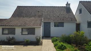<p>Bent u op zoek naar een volledig instapklare woning in een rustige en groene omgeving?</p><p>Dan is deze prachtige vakantiewoning zeker iets voor u.  Voldoet volledig aan de renovatieplicht!</p><p>Ruime parking bij  de deur, een ruime en mooie living afzonderlijk van de keuken, keuken volledig vernieuwd</p><p>voorzien van alle mogelijke  toestellen, volledig vernieuwde badkamer met douche, 3 slaapkamers (1 op het gelijkvloers en 2 boven),</p><p>Gesloten verdieping.</p><p>Grote tuin volledig naar de zon gericht.</p><p>EPC : D (geen renovatieplicht)!</p><p><br /><br /> </p>