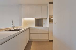 Ontdek dit prachtig lichtrijke appartement op de vierde verdieping van een karaktervolle residentie aan de Gulden-Vlieslaan in Brugge. Bereikbaar...