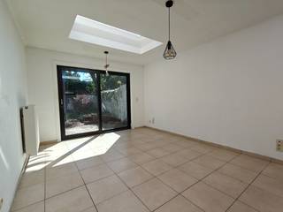 Bij het betreden van de woning kom je in de voorplaats, die perfect kan dienen als ontvangst- of polyvalente ruimte. Aansluitend bevindt zich...