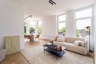 <p><strong>Appartement 2 chambres rénové avec style, lumineux et spacieux</strong></p>
<p>Vous recherchez un appartement prêt à emménager, offrant lumière, espace et confort ? Cet appartement 2 chambres entièrement rénové est fait pour vous.</p>
<p>Ce magnifique bien fait partie d’un charmant immeuble à petite échelle de seulement 5 appartements, garantissant un cadre de vie calme et agréable. Grâce aux grandes baies vitrées, chaque pièce bénéficie d’une abondance de lumière naturelle.</p>
<p>Le vaste séjour s’ouvre harmonieusement sur la cuisine ouverte au style raffiné, entièrement équipée avec des appareils modernes. Un lieu idéal pour cuisiner, se détendre ou recevoir des invités.</p>
<p>L’appartement comprend deux vraies chambres et une superbe salle de bains finie avec soin, équipée d’une baignoire, d’une douche à l’italienne et d’un double lavabo. Confort et élégance s’y marient parfaitement.</p>
<p>Une buanderie séparée et un WC invité ajoutent encore à la praticité de l’ensemble.</p>
<p>Un bien plein de caractère, baigné de lumière et idéalement situé — une visite s’impose !</p>
<p>Ne manquez pas cette opportunité et contactez dès maintenant <strong>LISTED</strong> pour une visite : +32 3 283 51 51</p>