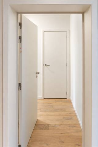 <p><strong>Nieuwbouw 1-slaapkamerappartement met terras, staanplaats en EPC A</strong></p><p>Dit verzorgd en energiezuinig appartement combineert een praktische indeling met hedendaags wooncomfort. Dankzij het gunstige EPC-label A geniet u van een energiezuinige woning met lage energiekosten.</p><p>Het appartement beschikt over een aangename leefruimte met aansluitend de keuken, één slaapkamer, een badkamer en een praktische berging. Daarnaast is er een terras waar u in alle rust van de buitenlucht kunt genieten.</p><p>Ook de groene en rustige omgeving vormt een belangrijke troef, met Park van Eden in de nabije omgeving.</p><p>Bij het appartement hoort bovendien een autostaanplaats, waardoor parkeren steeds vlot en comfortabel verloopt.</p><p>Het appartement is momenteel verhuurd. Hierdoor is het niet alleen interessant voor eigen bewoning op termijn, maar biedt het ook de mogelijkheid om het pand aan te kopen als investering met onmiddellijke huuropbrengsten.</p><p>Troeven:</p><p>-EPC A<br />-1 slaapkamer<br />-Terras<br />-Praktische berging<br />-Autostaanplaats<br />-Groene omgeving nabij Park van Eden<br />-Energiezuinig<br />-Momenteel verhuurd<br />-Interessant voor eigen bewoning of als investering</p><p><span>De autostaanplaats dient verplicht mee aangekocht te worden voor € 30.000.</span></p><p>Voor meer informatie of het inplannen van een bezoek kunt u contact opnemen via lou@guldentopsvastgoed.be.</p>