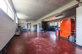 Handelspand (winkel) met woonst (3 slaapkamers, tuin...) en magazijntje van +/- 130m².