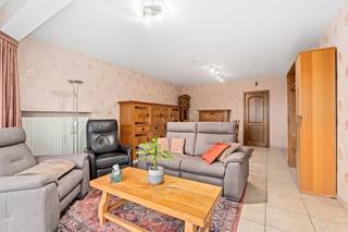 Dit prachtige appartement is gelegen op de derde verdieping van de jonge residentie Roosevelt (bouwjaar 2002), midden in het centrum van Vilvoorde. Met een bewoonbare oppervlakte van 80 m² biedt deze woning een comfortabele en aangename leefomgeving.<br /><br />Bij het betreden van het appartement komt u binnen in een royale inkomhal die toegang geeft tot de lichtrijke leefruimte (zuidgeoriënteerd). Aansluitend bevindt zich de volledig uitgeruste keuken met praktische berging. Aan de achterzijde van het appartement bevinden zich twee slaapkamers, waarvan één met toegang tot een terras, evenals een badkamer uitgerust met lavabo en douche. Een kelder en een autostaanplaats 3.3 (+€20.000) op verdieping -1 vervolledigt je nieuwe thuis.<br /><br />Openbaar vervoer, invalswegen ring, Scholen, marktplein (markt woe & zat), supermarkten en andere recreatieve mogelijkheden zijn op wandelafstand van het appartement.<br /><br />Divers: centrale individuele verwarming op aardgas (nieuwe ketel Vaillant sinds 2024), elektriciteit niet conform, tegelvloeren, videofoon, pvc dubbele beglazing, maandelijkse syndicuskosten €120, elektrische rolluiken, aansluiting wasmachine (berging), ventilatiesysteem, veiligheidsdeur, dak geïsoleerd, asbestveilig.<br /><br />Dankzij de centrale ligging en de doordachte indeling is dit appartement ideaal voor wie comfortabel en rustig wil wonen, met alle voorzieningen binnen handbereik.<br /><br />