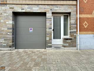 <h3>Rustig gelegen dakappartement met zonnig terras en garage!</h3>
<p>Op zoek naar rust, ruimte en privacy? Dit verzorgde appartement bevindt zich in een kleinschalig gebouw met slechts twee wooneenheden.</p>
<p>Met een bewoonbare oppervlakte van ca. 90 m² biedt het ruime appartement een inkomhal, een lichtrijke en ruime leefruimte, een volledig ingerichte keuken, twee ruime slaapkamers, een afzonderlijk toilet en een badkamer met lavabo en douche.</p>
<p>Aan de achtergevel bevindt zich een zonnig zuidgericht terras van 14 m² met praktische berging. Het terras is bereikbaar via de hal en biedt een aangename buitenruimte waar u in alle rust van de zon kunt genieten.</p>
<p>Het gebouw werd opgetrokken in 1965 met stevige betonvloeren en beschikt over een ruime en verzorgde traphal. Dankzij de kleinschaligheid van het gebouw, met slechts twee appartementen, geniet u hier van maximale rust en privacy.</p>
<p>Vrij bij akte.</p>
<p>Mogelijkheid tot aankoop van een uitzonderlijk ruime dubbele garage in het gebouw. Afmetingen: 3,30 m breed x 9,95 m diep, met een poort van 2,60 m hoog en 2,45 m breed.</p>
<p><strong>Troeven</strong></p>
<ul>
<li>Penthouse</li>
<li>Slechts 2 appartementen in het gebouw</li>
<li>Bewoonbare oppervlakte van ca. 90 m²</li>
<li>Ruime en zeer lichtrijke leefruimte</li>
<li>Volledig ingerichte nieuwe keuken</li>
<li>2 ruime slaapkamers</li>
<li>Zuidgericht terras van 14 m² met berging</li>
<li>Stevige constructie met betonvloeren</li>
<li>Brede en verzorgde traphal</li>
<li>Vrij bij akte</li>
<li>Incl. ruime dubbele garage in het gebouw. Ruime dubbele garage in het gebouw. Deze garage meet ca. 3,30 m breed en 9,95 m diep en beschikt over een poort van 2,45 m breed en 2,60 m hoog.</li>
</ul>