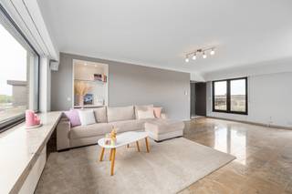 [[ DIT PAND NEEMT DEEL AAN DE ERA OPEN HUIZEN DAG OP 13/6 VAN 11:00 TOT 12:00 ]]
<p>Ruim halfopen appartement in het centrum van Beveren, op korte afstand van scholen, winkels en openbaar vervoer.</p>

<p> </p>

<p>Dit appartement combineert een praktische indeling met een comfortabele ligging in een residentiële woonkern. Met drie volwaardige slaapkamers is het ideaal voor gezinnen, thuiswerk of hobbyruimte. De dubbele garagebox biedt uitzonderlijk veel plaats voor wagens, fietsen, opslag of een werkruimte. Het aangename terras van 48 m² vormt de perfecte plek om te ontspannen, buiten te eten of gasten te ontvangen in alle privacy.</p>

<p> </p>

<p>Belangrijkste ruimtes:<br />• Ruime living (46 m²) met veel lichtinval<br />• Volledig ingebouwde keuken (12 m²) met moderne toestellen<br />• Drie slaapkamers (16 m², 12 m², 11 m²)<br />• Badkamer (11 m²) met inloopdouche, ligbad, toilet en dubbele wastafel<br />• Berging (12 m²) met aansluiting voor wasmachine<br />• Apart toilet met handenwasser<br />• Terras (48 m²)<br />• Dubbele garagebox met automatische poort, verlichting en elektriciteit ( €45.000 )</p>

<p> </p>

<p>Troeven:<br />• Drie volwaardige slaapkamers<br />• Dubbele garagebox met veel ruimte ( €45.000 )<br />• Groot terras</p>

<p> </p>

<p>Neem vandaag nog contact op met je ERA-makelaar voor een bezoek.</p>

<p> </p>

<p>JOUW DROOMAPPARTEMENT. ZO GEVONDEN!</p>