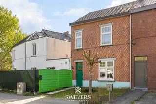 Voor meer info en foto’s, surf naar www.swevers.be – Deze instapklare rijwoning in de Tommelenstraat 4 in Hasselt combineert een centrale ligging...