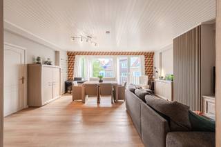 Zeer gezellig appartement te koop langs de Tarwestraat op de eerste verdieping in een rustige buurt, dichtbij openbaar vervoer en op wandelafstand van het centrum. <br /><br />Indeling: <br />- inkomhal<br />- ruime lichtrijke woonkamer<br />- keuken voorzien van een spoeltafel, keramische kookplaat, oven, wasmachine, vaatwasmachine en een frigo. <br />- toilet <br />- badkamer voorzien van een douche en lavabo <br />- slaapkamer 1 (14m²)<br />- slaapkamer 2 (9m²)<br />- privatieve kelder <br /><br />Pluspunten: <br />- ideaal als vaste woonst<br />- vlakbij vlotte invalsweg<br />- ruim appartement met veel lichtinval<br />- asbestveilig<br /><br />Op zoek naar een instapklaar appartement te koop te Oostende? Contacteer ons voor een bezoek ter plaatse. <br /><br /><br />Bestuursmaatregelen in het maatregelenregister: nee