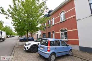 Immo Groot Leeuw presenteert deze rijwoning in Ukkel, gelegen in een rustige, ruime straat met voldoende parkeermogelijkheden. De woning is ruim...