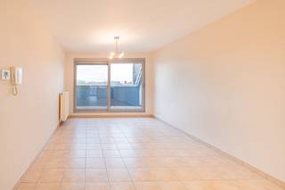 Dit verzorgd appartement met twee slaapkamers is gelegen in de Borchtstraat 26 bus 402, op een rustige maar centrale locatie in Mechelen. De lichtrijke leefruimte sluit naadloos aan op de open keuken(uitgerust met alle nodige toestellen), die praktisch is ingericht en voldoende werk- en opbergruimte biedt. Vanuit de leefruimte is er toegang tot het terras, waar u in alle rust buiten kan vertoeven. Het appartement beschikt over twee volwaardige slaapkamers, een badkamer, een berging met aansluiting wasmachine en doorgkast, en een apart gastentoilet, wat zorgt voor extra comfort. Daarnaast is er een extra kelderberging inbegrepen, ideaal voor bijkomende opslag. Dankzij de aangename indeling en de gunstige ligging is dit appartement perfect voor wie comfortabel en centraal wil wonen in Mechelen.<br />Door de centrale ligging zijn invalswegen scholen winkels en openbaar vervoer vlakbij! <br /><br />Provisie gemeenschappelijke kosten: € 50/maand<br />Onmiddellijk beschikbaar!<br /><br />Vraag je bezoek uitsluitend aan via de website van Malines Group!