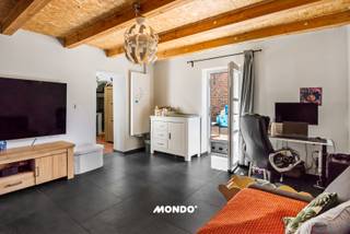 Deze charmante, volledig gerenoveerde woning geniet een prachtige ligging in het pittoreske Klein-Willebroek, vlak bij het Sashuis. Het zicht op het historische Sashuis, de boten en de omgeving zorgt voor een unieke sfeer. In de onmiddellijke nabijheid vindt u gezellige terrassen en restaurants waar het aangenaam vertoeven is. Bovendien staat de locatie garant voor een uitstekende bereikbaarheid.<br />Via de inkomhal met gastentoilet komt u in een aangename ruimte die dienstdoet als eetkamer, aansluitend op de volledig geïnstalleerde keuken met toegang tot het terras. Op het gelijkvloers bevindt zich eveneens een gezellige woonkamer met een prachtig zicht.<br />De trap leidt u naar de eerste verdieping met twee slaapkamers. De ruime badkamer is uitgerust met een badkamermeubel met dubbele wastafel, een ligbad, een inloopdouche en een toilet. Via een vaste trap bereikt u de zolderruimte, die u naar wens kunt inrichten als extra slaapkamer.<br />Op de lager gelegen verdieping treft u de wasberging en een bergruimte aan. Tot slot beschikt de woning over een inpandige garage — deels omgebouwd tot extra leefruimte, deels voorzien als fietsenstalling — en een gezellige stadstuin.