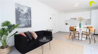 <p><span> </span></p><p><span>Dit moderne en stijlvol bemeubeld appartement is ideaal gelegen in de toffe Dieseghemwijk van Mortsel. </span></p><p><span>Dit appartement biedt een perfecte combinatie van comfort en hedendaags design, wat het tot een aantrekkelijke keuze maakt voor de toekomstige huurder.</span></p><p><span>Indeling:</span></p><p><span>De woonkamer met open keuken is bijzonder ruim en licht en beschikt over een groot raam dat veel natuurlijk licht binnenlaat en zorgt voor een aangename leefsfeer. Vanuit de living is er ook toegang tot de privatieve voortuin. Het interieur is voorzien van neutrale tinten en hedendaagse afwerkingen die een rustige en geraffineerde sfeer creëren. De keuken is volledig ingericht met moderne witte kasten, ingebouwde apparaten en een praktisch werkblad en voorzien van de nodige huisraad (borden, glazen, bestek,...). Dit alles vormt een harmonisch geheel waar koken en ontspanning naadloos samengaan.</span></p><p><span>Het appartement beschikt over één comfortabele slaapkamer met natuurlijk licht, voldoende ruimte, is ingericht met een dubbel bed en voorzien van moderne verlichting en biedt een rustig toevluchtsoord aan het einde van de dag.</span></p><p><span>De badkamer is zeer verzorgd met een douche, wastafel en toilet. Een aparte berging met wasmachine maakt het plaatje volledig.</span></p><p><span>Het design is minimalistisch en praktisch, met aandacht voor details die het comfort verhogen.</span></p><p><span>Het appartement is beschikbaar voor korte of lange termijn huur.</span></p><p><span> </span></p><p><span>Nuttige informatie:</span></p><p><span>·Huurwaarborg: 3 maanden</span></p><p><span>·GEEN gemeenschappelijke kosten</span></p><p><span>·Plaatsbeschrijving: 225, (per partij)</span></p><p><span>·Beschikbaar: 01/11/2026</span></p><p><span>·EPC: 367 KWh/m²</span></p><p><span> </span></p><p><span>Boek nu zelf ONLINE uw afspraak in. Surf naar het betreffende eigendom op onze website www.habicom.be en klik op de roze knop 'PLAN EEN BEZOEK'. </span></p><p><span>Kies het moment dat u het beste uitkomt, vul de gevraagde contactgegevens in en klik nadien op verzenden om te bevestigen.</span></p>