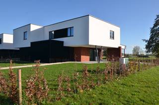 Aan de rand van Lokeren, net op grondgebied Overmere, ontdek je deze bijzonder ruime nieuwbouwwoning met een open, landelijk uitzicht.De woning maakt...