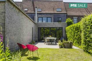 Cette propriété unique avec un espace de pratique, un atelier et de nombreux espaces de vie est située dans un emplacement central à vendre à Olsene, à proximité des principales routes d'accès. Cette maison dispose de 5 chambres, d'une salle de pratique, d'un studio et peut servir de maison pour kangourous.MISE EN PAGERez-de-chausséeSalle de pratique avec salle de bain - hall d'entrée - toilettes séparées - salon lumineux (cheminée à bois) avec salle à manger attenante - cuisine ouverte (four, micro-ondes, lave-vaisselle, cuisinière, hotte) - atelier (200 m²) - allée avec places de parking - beau jardin écologique - terrassePremier étageHall de nuit - cuisine ouverte - salle à manger - salon - chambre 1 - chambre 2 - buanderie - salle de bain (douche, lavabo, double vasque)Deuxième étageHall de nuit - chambre 3 - chambre 4 - chambre 5INFORMATIONS GÉNÉRALES- superficie 346m²- EPC favorable- électricité conforme - chauffage par radiateurs à gaz- construction arrière récente- volets- double vitrage partout- Disponible à partir du 01/05/2027Le bien est proposé selon la formule Pre-sale. Le 04/07/2026 entre 09:00 et 10:30, vous pouvez visiter le bien sur rendez-vous et faire une offre. Le prix affiché est un prix indicatif. Pour plus d'informations, veuillez contacter le responsable du dossier.Registre des mesures: non