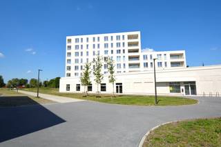 Parkresidentie Stadsterras omvat energiezuinige nieuwbouwappartementen gelegen op een absolute toplocatie, vlak aan Mortsel Terminus en het winkelcentrum, maar wel zeer rustig gelegen in het parkgebied Oude God! In deze fase worden er 67 appartementen verkocht, verdeeld over 3 moderne gebouwen, die allen beantwoorden aan de hoogste eisen op vlak van energiezuinigheid en comfortabel wonen! Appartementen met 1 slk van 54 m²; 2 slk appartementen van 92 m² tot 114 m² en 3 slk appartementen van 116 m² tot 139 m², allen voorzien van ruime, zonnige terrassen; grote glaspartijen; kwalitatieve akoestische en thermische isolatie (maximum E-peil 30); ventilatiesysteem type D; individuele zonnepanelen; vloerverwarming; enz. Deze appartementen hebben via ruime personenliften rechtstreeks toegang tot de ondergrondse parkings, fietsenstallingen en kelderbergingen. De appartementen zijn reeds volledig geschilderd en onmiddellijk beschikbaarr. Reeds 80 % verkocht! Kijk op www.immopatio.be voor meer informatie en grondplannen of contacteer ons voor een vrijblijvende informatiebrochure of een bezoek aan het modelappartement.<br />