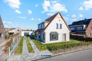 OPENHUISDAG - DONDERDAG 7 MEI - 18U-20U

Gelegen nabij het centrum van Zevergem treffen we deze instapklare, volledig gerenoveerde woning aan.

De woning heeft de volgende indeling: inkomhal met vestiaire, ruime lichtrijke leefruimte met volledig ingerichte keuken en eetplaats, apart gastentoilet, een wasplaats en een berging.

Op de eerste verdieping zijn er drie ruime slaapkamers en een badkamer met dubbele lavabo, ligbad, inloopdouche en toilet.

Verder is er nog een ruime zolder voor extra berging en een zeer ruime aparte garage.
Buiten is er een aangelegde oprit/terras en tuin.

Troeven: volwaardige slaapkamers, lichtrijk, bereikbaarheid, instapklaar (EPC B),...

Renovatieverplichting: neen.

Voor meer informatie of een bezoek kan u terecht bij Sander Dejonghe via sander@vastgoeddejonghe.be, Evy Dhondt via evy@vastgoeddejonghe.be of Inias Leten, Inias@vastgoeddejonghe.be

Alle dossierstukken kan u downloaden op onze website: www.vastgoeddejonghe.be