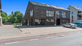 Welkom op de Landwaartslaan 16/0.1, 3600 Genk!Dit voormalig bankkantoor, gelegen op een strategische locatie, biedt een totaaloppervlakte van 180 m²...