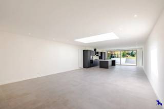 Welkom in Beveren-Kruibeke-Zwijndrecht!<br />Deze instapklare en volledig gerenoveerde woning biedt een combinatie van ruimte en comfort. Bij het binnenkomen valt de lichtrijke leefruimte (77 m2) meteen op, een warme en uitnodigende plek waar u heerlijk kunt ontspannen of gezellig kunt samenkomen met familie en vrienden.<br />De woning beschikt over drie volwaardige slaapkamers, waaronder een ruime masterbedroom die rust en privacy biedt. Daarnaast zijn er twee volledig afgewerkte badkamers en toiletten aanwezig wat extra comfort en flexibiliteit creëert voor het hele gezin. Ook op praktisch vlak scoort deze woning sterk: een kelder en een aparte berging zorgen voor voldoende opbergruimte voor fietsen, voorraad en andere spullen. Buiten vindt u een aangename tuin (335 m2) met zuid-west oriëntatie, ideaal om tot rust te komen of om buiten te genieten.<br />Extra troeven:<br />Renovatiejaar 2025
Gunstig EPC label-B
Geen asbest aanwezig
Conform elektriciteit<br />Interesse gewekt? Contacteer ons kantoor via info@hiro.be of 03 230 00 14!<br />