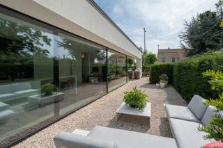 Hedendaagse, recente villa met zonnige tuin en terrassen, rustig gelegen in een residentiële wijk op wandelafstand van het centrum van...