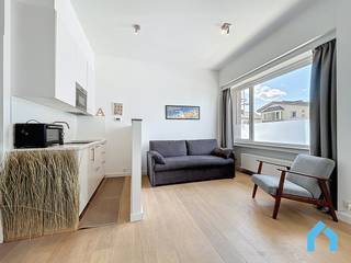 In deze prachtig gerenoveerde en instapklare studio, ideaal gelegen aan de Belgische kust. Dit lichtrijke appartement combineert comfort met functionaliteit in een modern en tijdloos interieur.<br /><br />De gezellige leefruimte is slim ingericht met een kwaliteitsvolle slaapbank, een charmante zithoek en een open keuken voorzien van alle basiscomfort.<br /><br />De lichte houten vloer en neutrale kleuren zorgen voor een rustige, frisse uitstraling. Dankzij het gebruik van ruimtebesparende oplossingen en praktische indeling voelt deze studio verrassend ruim aan.<br /><br />Perfect als vakantieverblijf, slimme investering of pied-à-terre aan zee. <br /><br />Indeling: Inkomhal, woonkamer met slaapbank, keuken, badkamer en afgezonderde ruimte voor stapelbed. <br /><br />Bij verdere interesse: <br /><br />Bel: 050 60 99 70<br />E-mail: info@immodenil.be