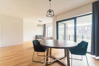 Vraag uw bezoek aan via immodavinci.beLiggingDit recent BEN-appartement (bijna-energieneutraal), gebouwd in 2023, bevindt zich op een uitstekende...